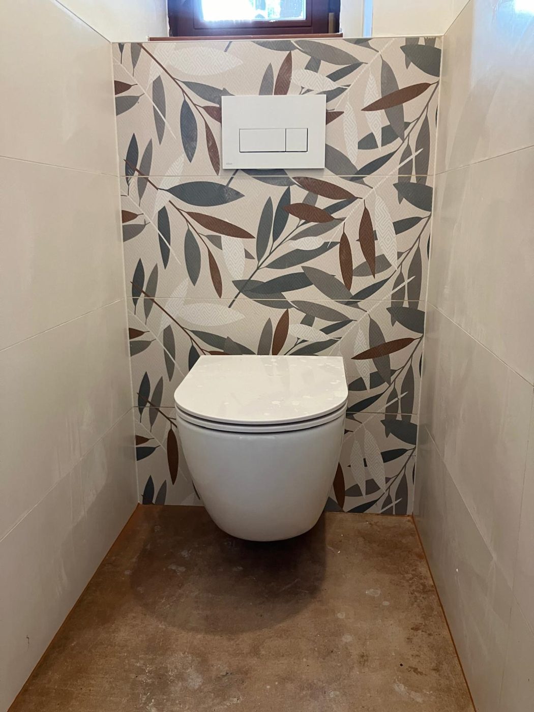 WC s dekorativním obkladem s listy